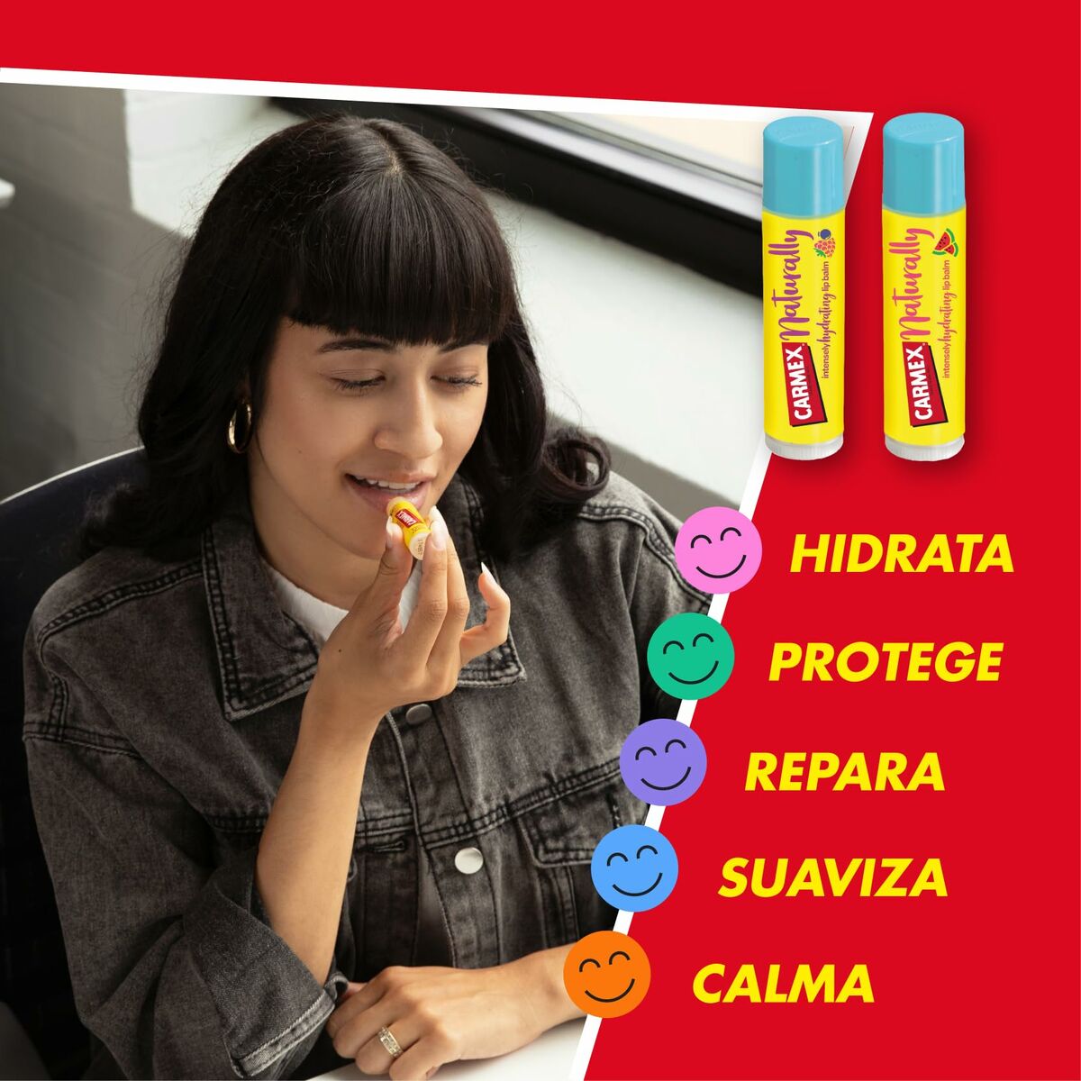 Femme appliquant le Baume hydratant Carmex sur ses lèvres, produit hydratant aromatisé aux fruits rouges.
