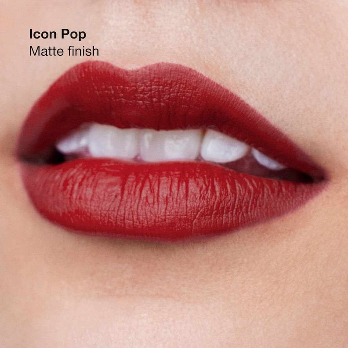 Rouge à lèvres Clinique Icon Pop en finition matte sur des lèvres brillantes.