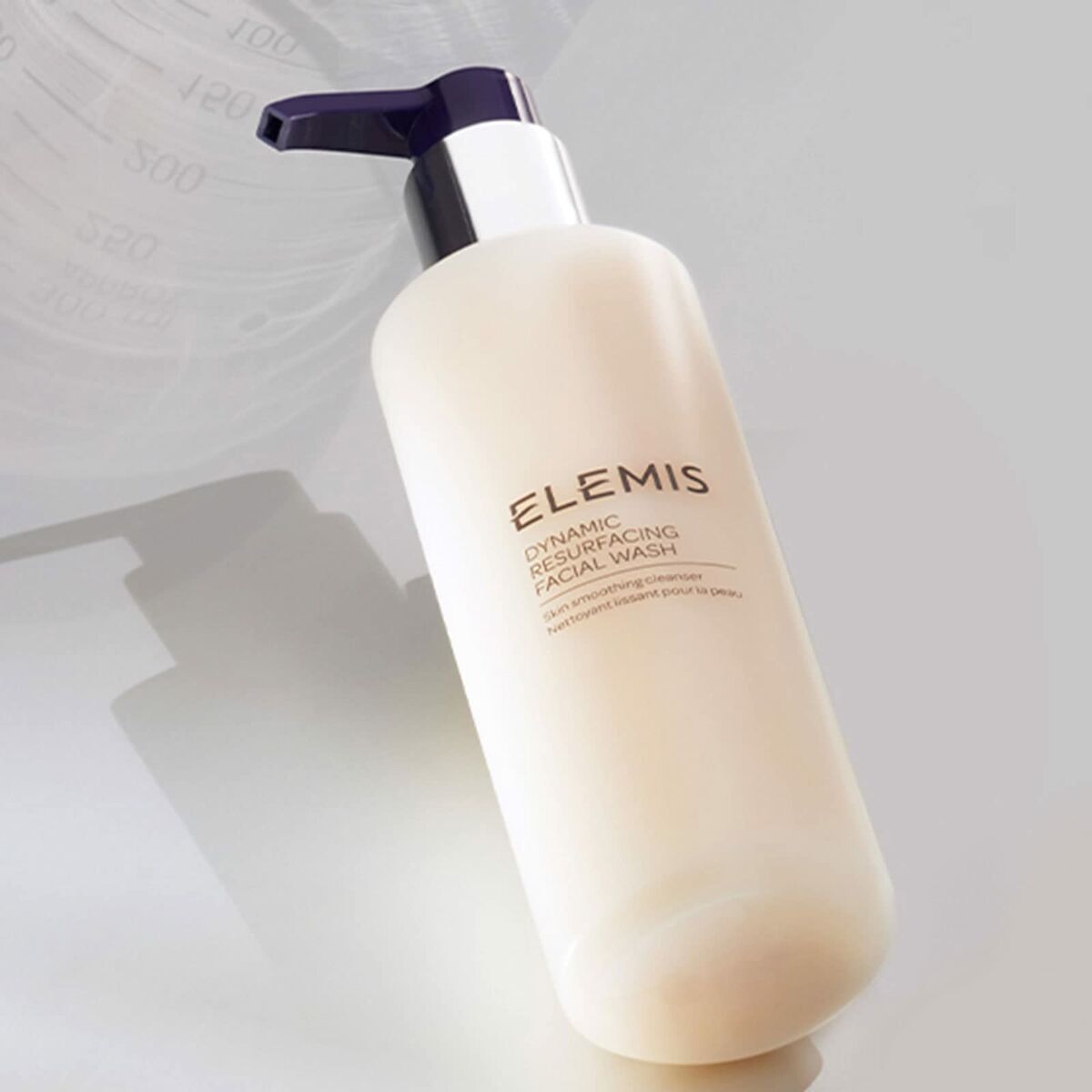 Gel nettoyant moussant Elemis Dynamic Resurfacing dans un flacon élégant, idéal pour un nettoyage rafraîchissant de la peau.