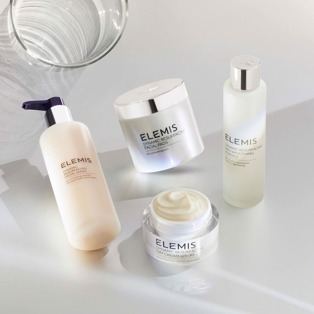 Quatre produits Elemis Dynamic Resurfacing sur une surface, incluant un gel nettoyant, un soin crème et un tonique.