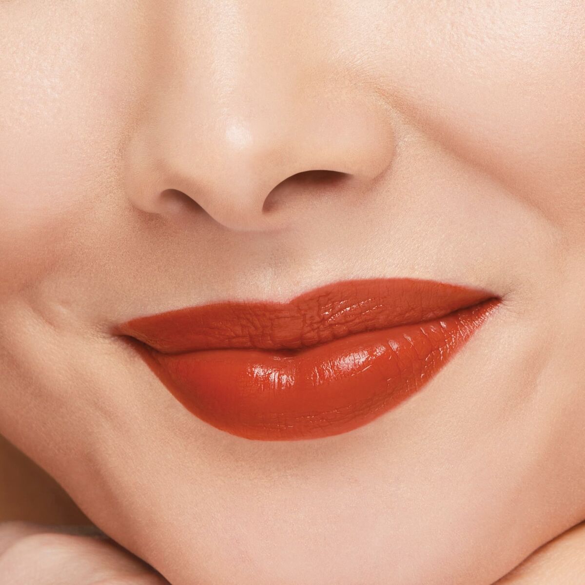 Close-up of lips wearing Shiseido Technosatin lipstick in shade Nº 414, showcasing a rich, vibrant color.