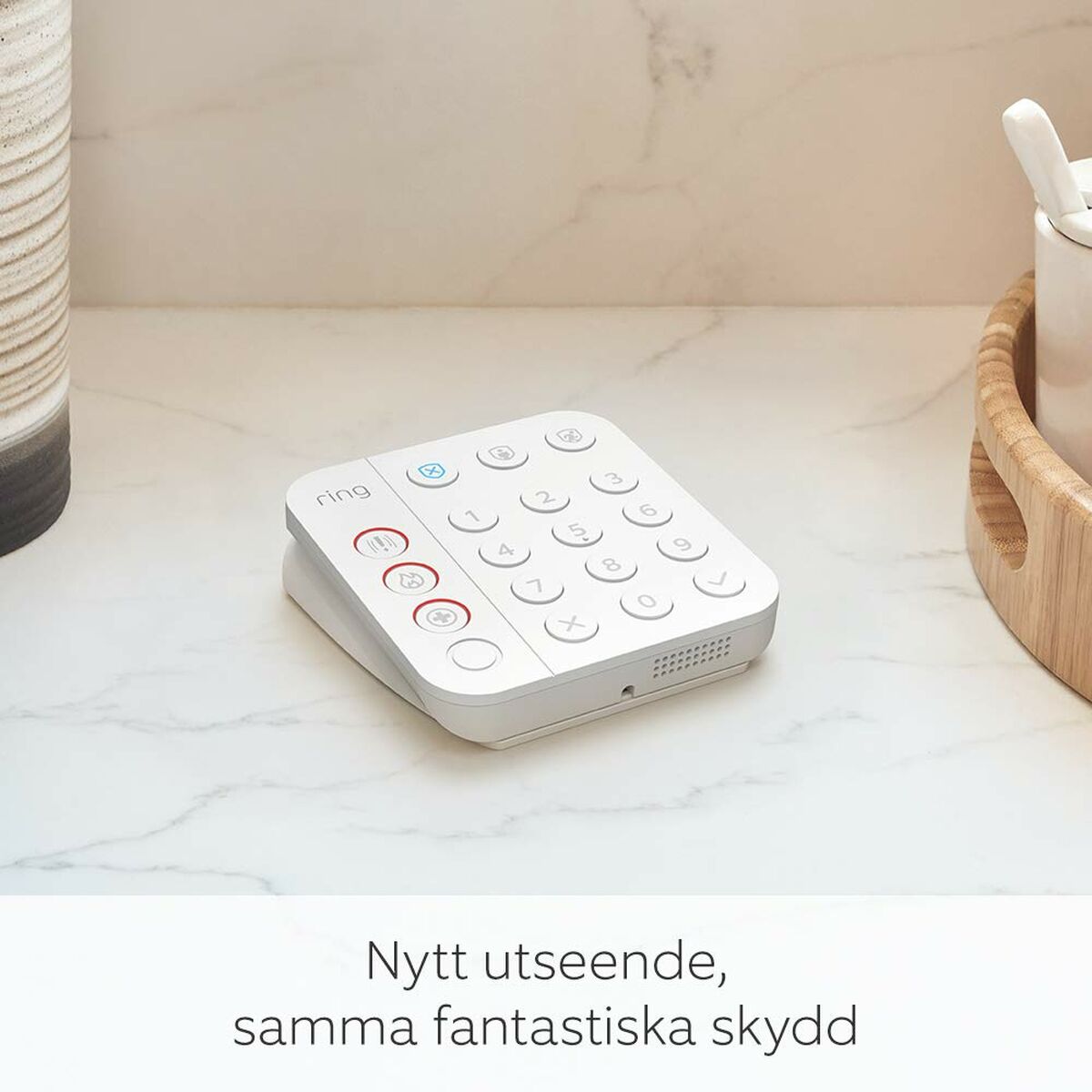 Système de sécurité Ring blanc sur un élégant comptoir, alliant style modern et protection efficace.