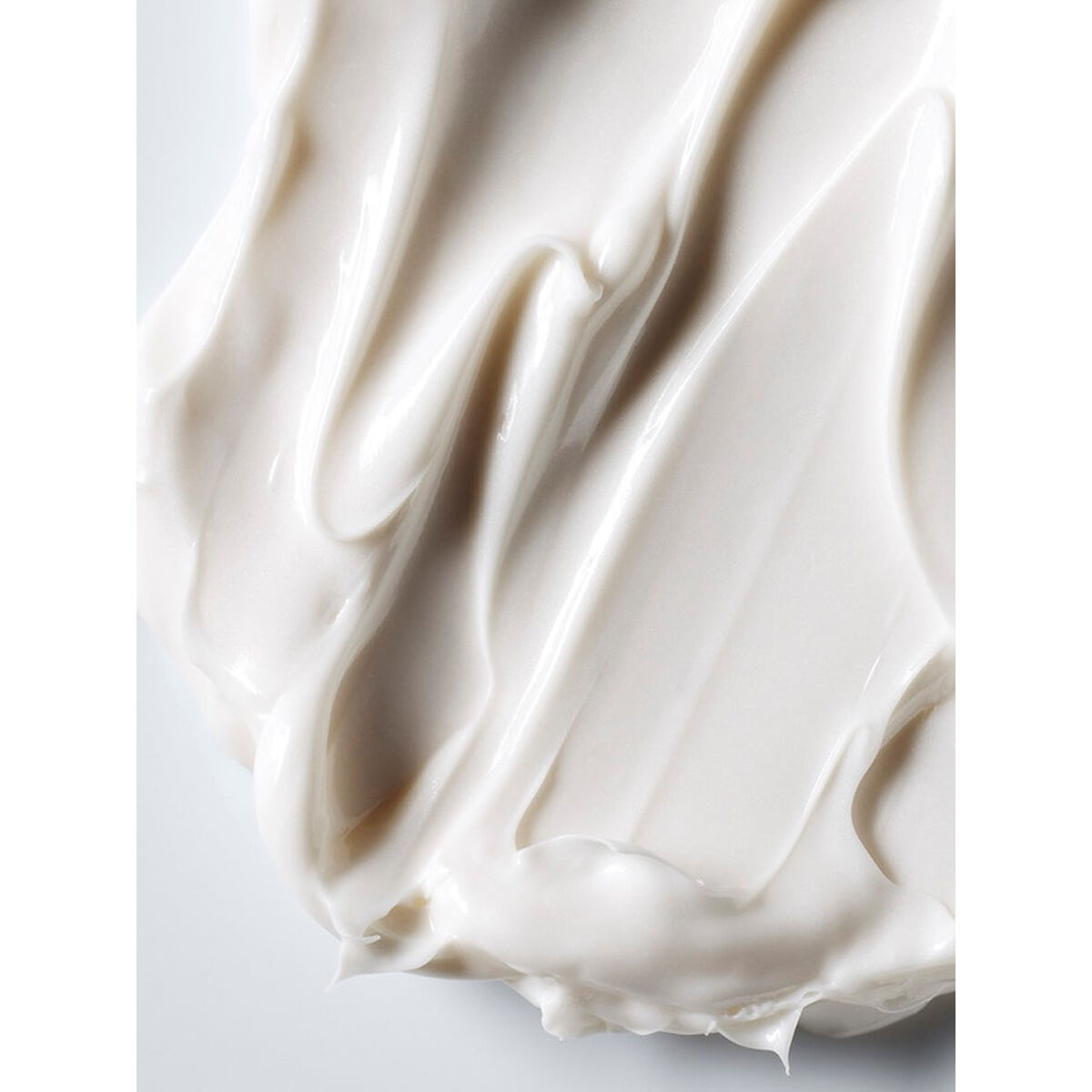 Close-up of creamy texture of Darphin anti-wrinkle regenerating cream, showcasing its smooth and luxurious consistency.