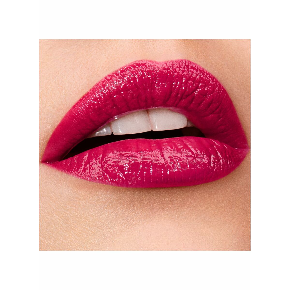 Riche couleur du rouge à lèvres Estee Lauder PURE COLOR Nº 915-Score To Settle Royalty-04 sur des lèvres pulpeuses.