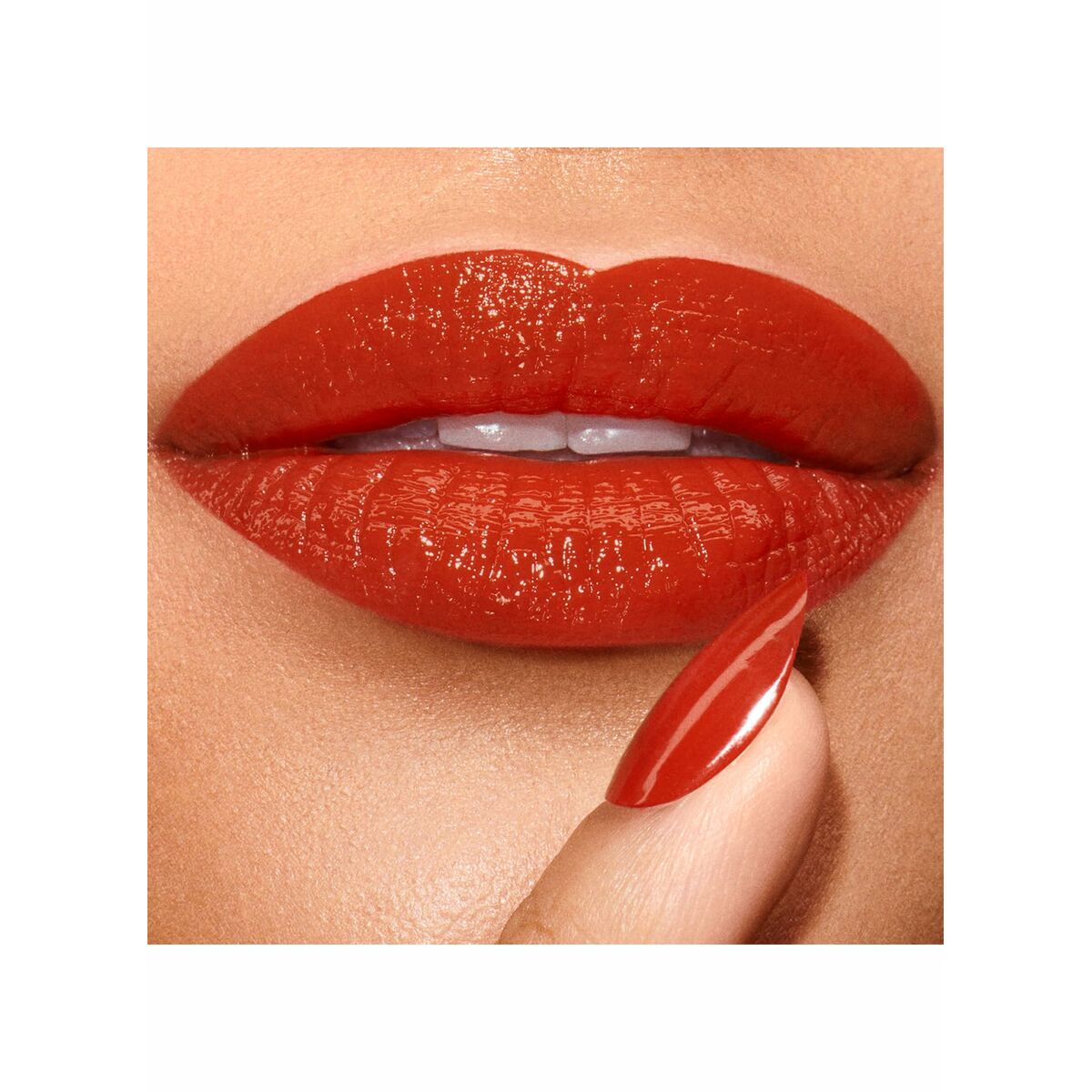 Lèvres brillantes avec rouge à lèvres rouge Estee Lauder PURE COLOR et ongle assorti.