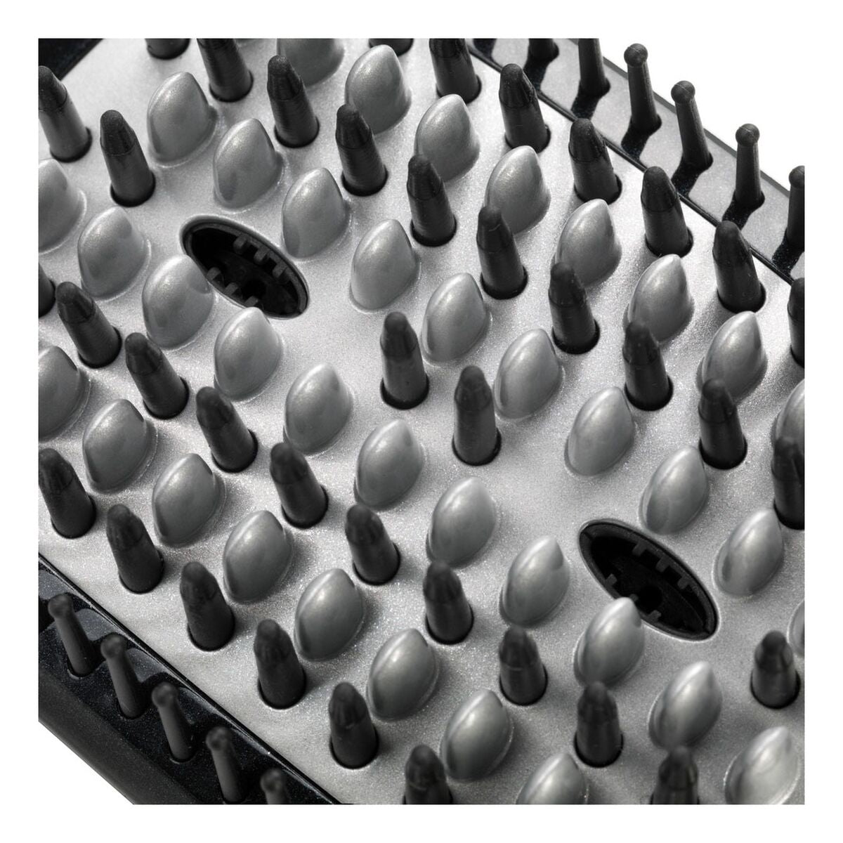 Détail de la Brosse Babyliss HSB101E Céramique Noir montrant les picots de brossage en gris et noir pour un lissage efficace.