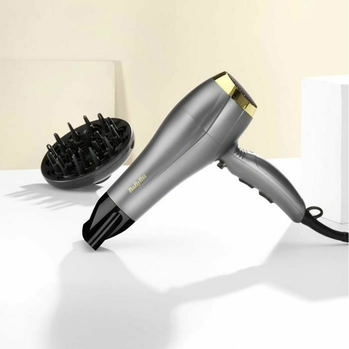 Sèche-cheveux Babyliss 5513TE 2300 W avec diffuseur sur une surface blanche, design moderne et élégant.