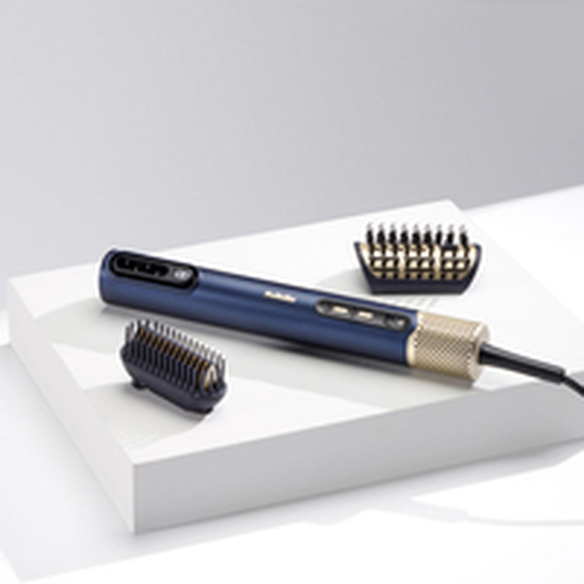 Sèche-cheveux Babyliss AS6550E Blue marine avec accessoires, couleur bleu, 1500W sur fond blanc.