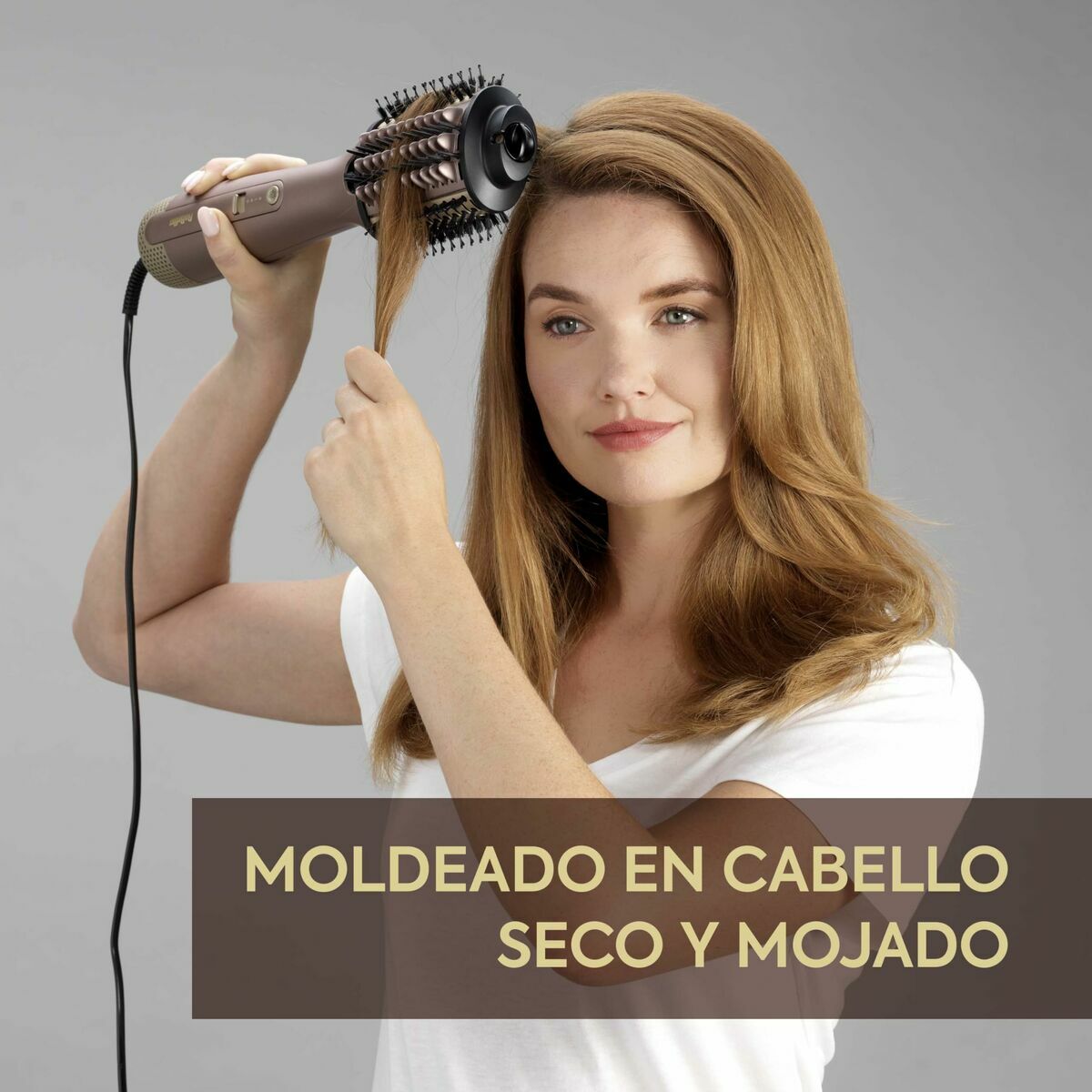 Femme utilisant la brosse à coiffer Babyliss AS95E pour mouler des cheveux secs et mouillés.