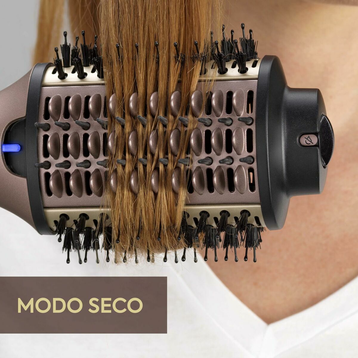 Brosse à coiffer Babyliss AS95E en mode sec, montrant des mèches de cheveux en cours de coiffage.