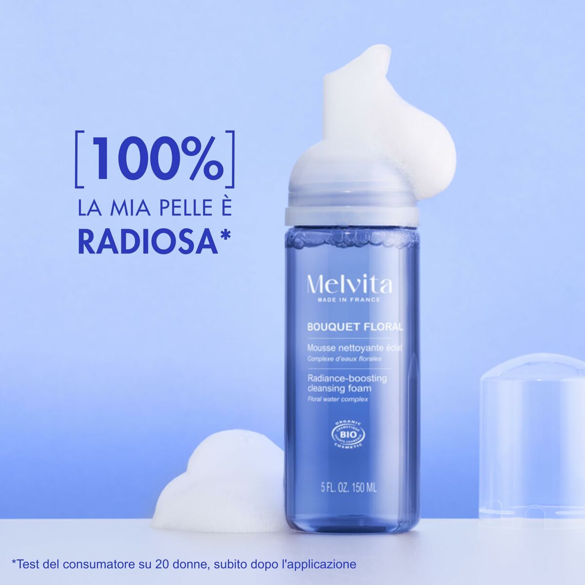 Mousse nettoyante Melvita Bouquet Floral dans un flacon, mousseux sur fond bleu, produit bio pour peau radieuse.