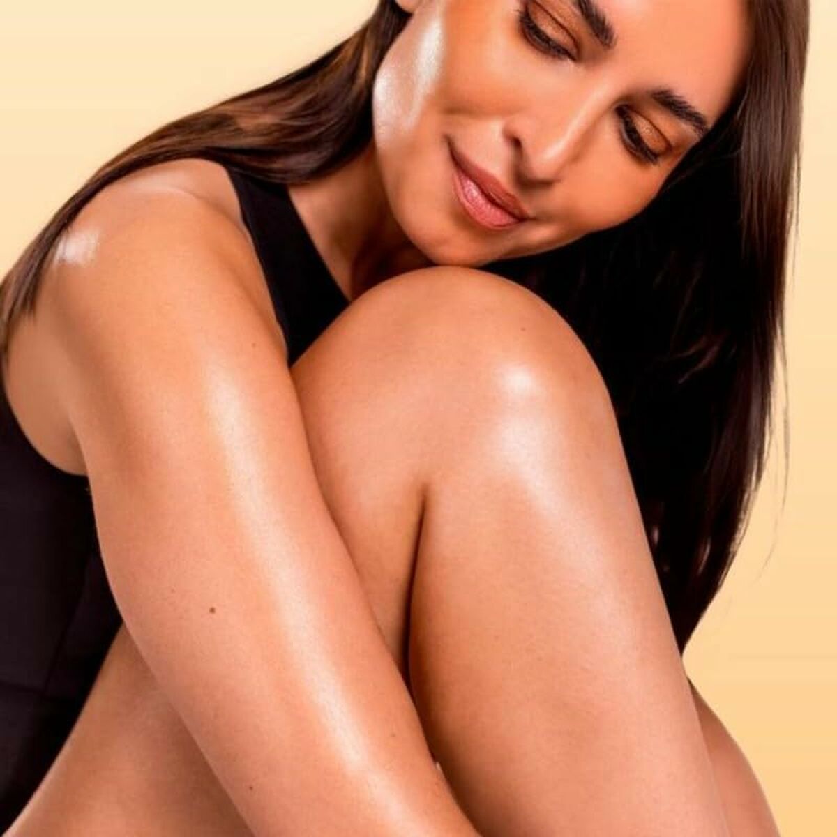 Model showcasing glowing skin with a smooth finish, promoting After Sun Institut Esthederm PROLONGATEUR DE BRONZAGE product.