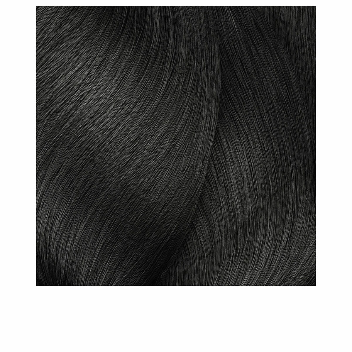 Cheveux lissés et brillants affichant une couleur noire intense, parfait pour mettre en valeur des looks élégants.