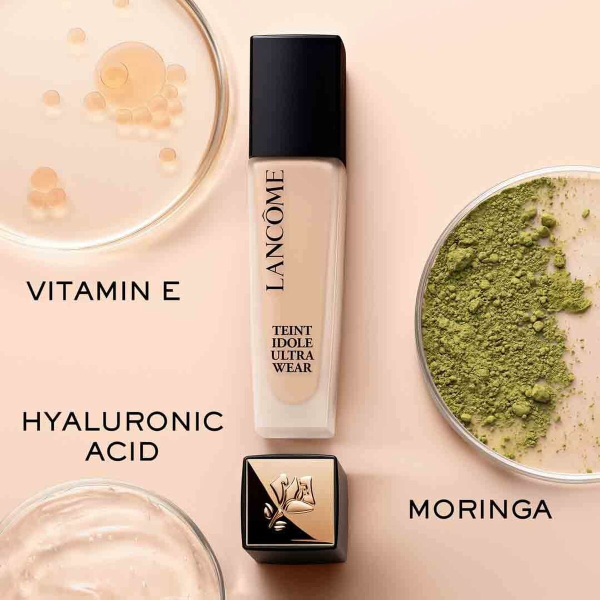 Base de maquillage liquide Lancôme Teint Idole Ultra Wear avec ingrédients clé : vitamine E, acide hyaluronique et moringa.