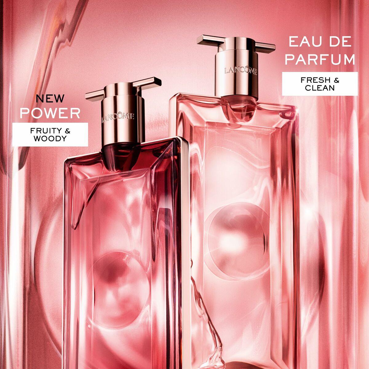 Parfum Femme Lancôme IDÔLE EDP, flacons roses sur fond pastel, fragrance fraîche et fruitée.