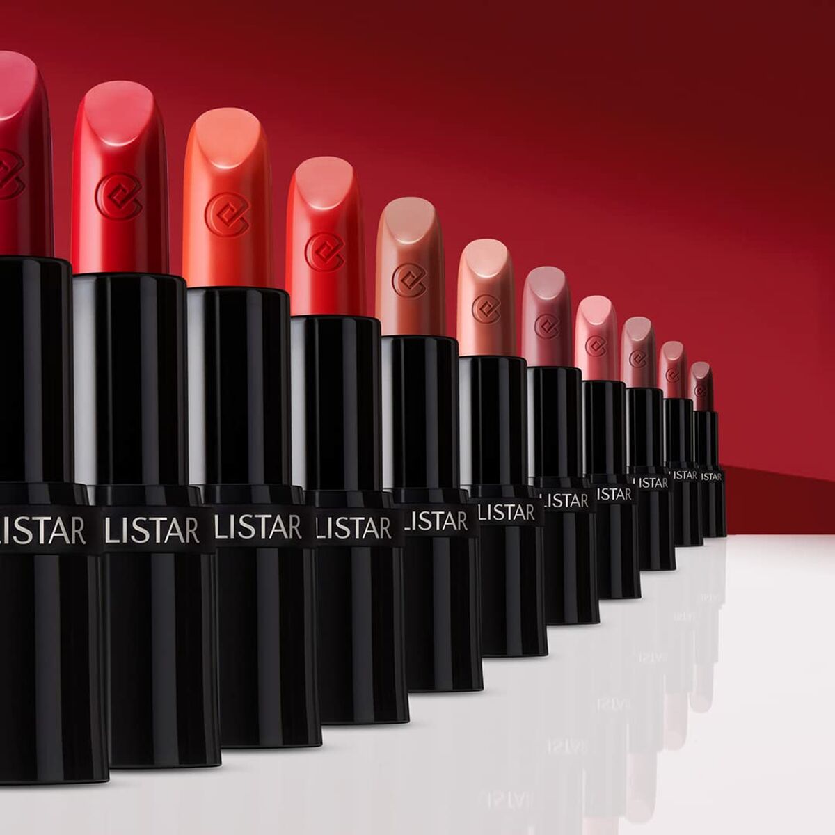 Gamme de rouges à lèvres LISTAR avec diverses teintes sur fond rouge, présentée en ligne.
