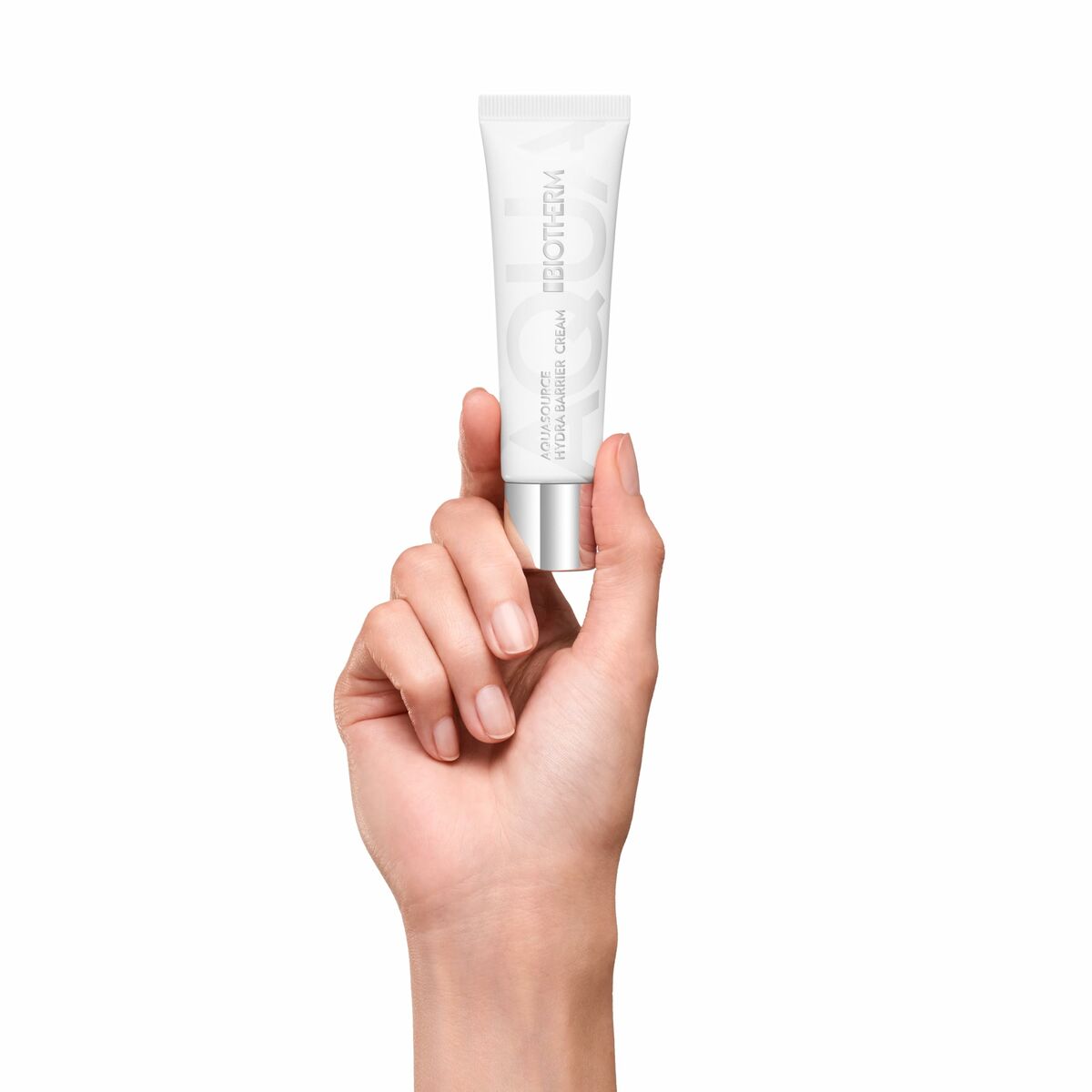 Crème visage Biotherm AQUASOURCE held in hand, showcasing its hydrating skincare benefits.