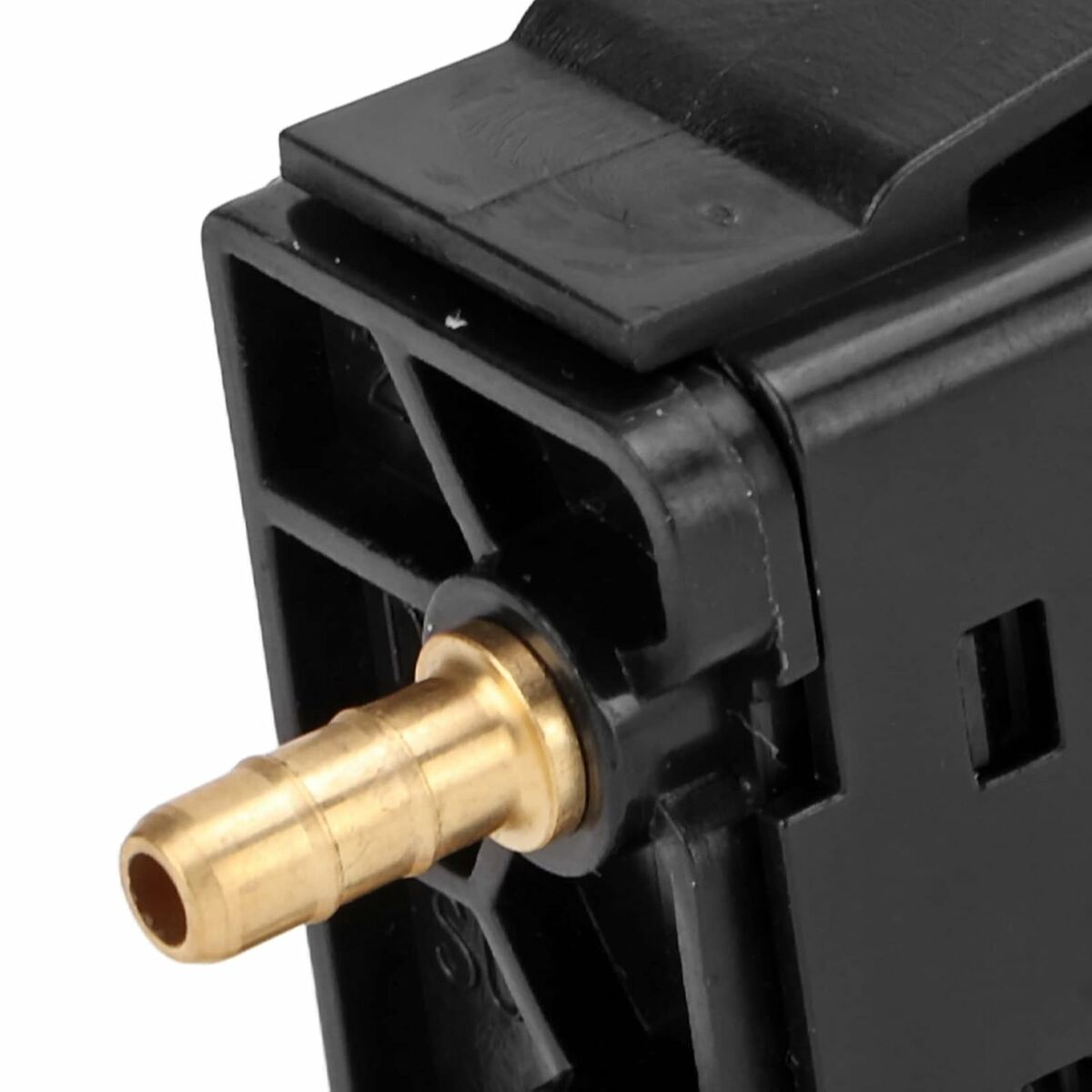 connecteur en laiton sur un boîtier noir, utilisé dans les appareils électriques ou mécaniques.