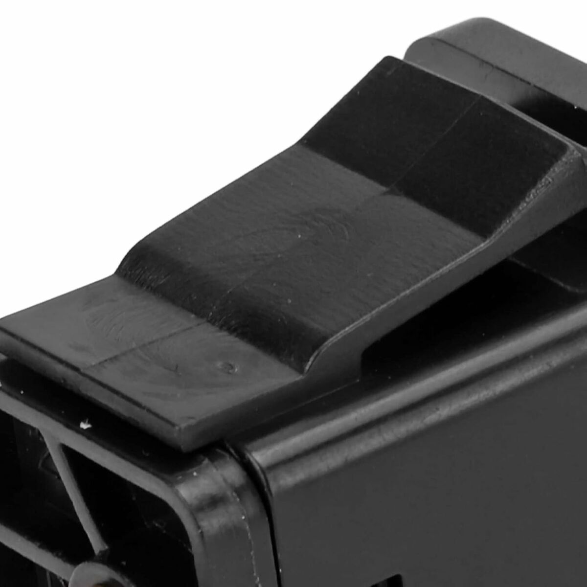 Détails d'un clip en plastique noir, vue rapprochée pour utilisation sur produit.
