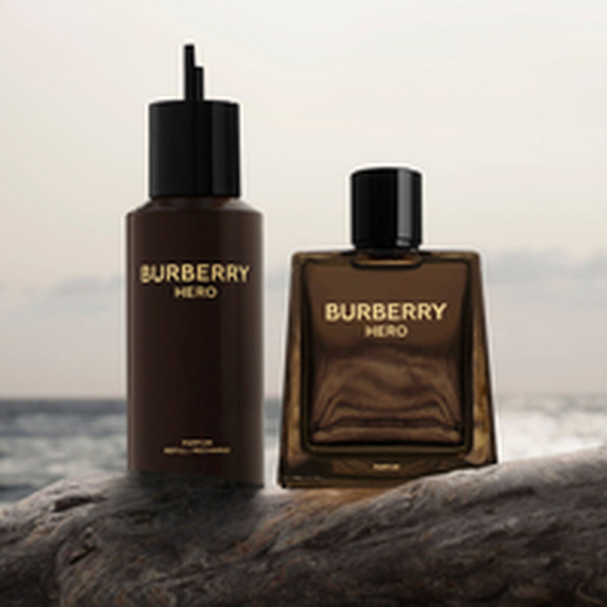 Peignoir de bain Burberry HERO 200 ml, flacon et vaporisateur en bord de mer, parfum masculin authentique.