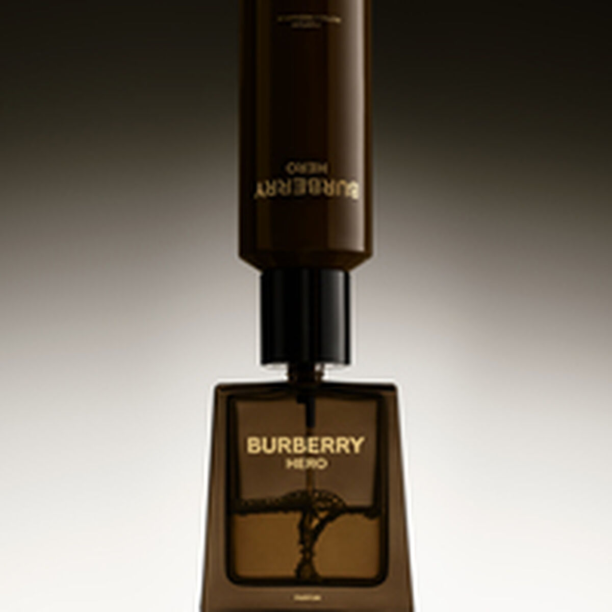 Peignoir de bain Burberry HERO 200 ml, parfum homme authentique, élégant flacon marron sur fond neutre.