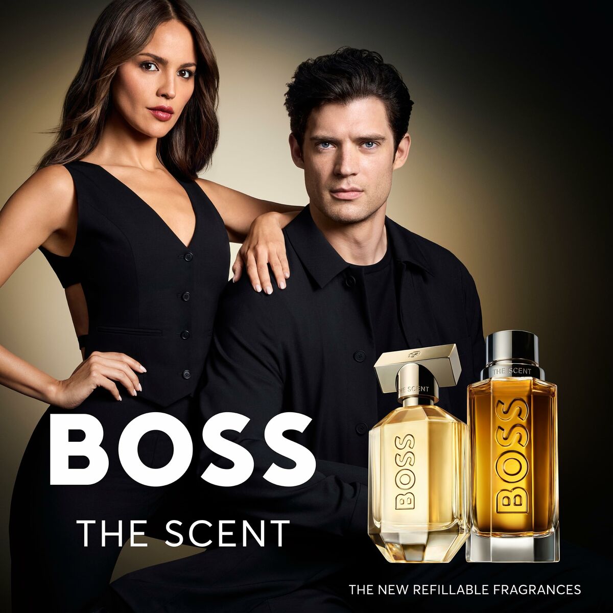 Homme et femme posant avec les parfums BOSS THE SCENT, mettant en avant les fragrances rechargeables.