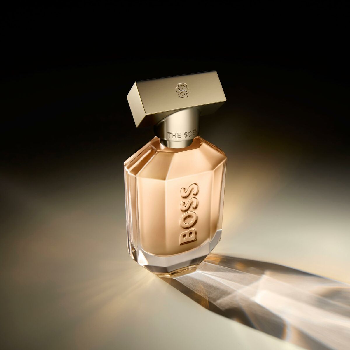 Parfum Unisexe Hugo Boss THE SCENT FOR HER 30 ml dans un flacon élégant sur fond ombragé.