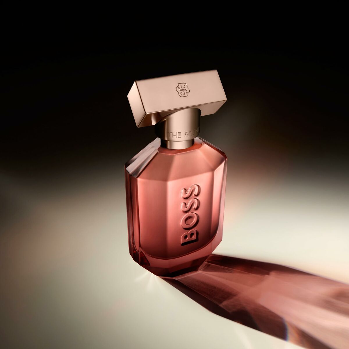 Parfum Unisexe Hugo Boss THE SCENT FOR HER 50 ml en flacon élégant, affichant une teinte rose à la lumière.