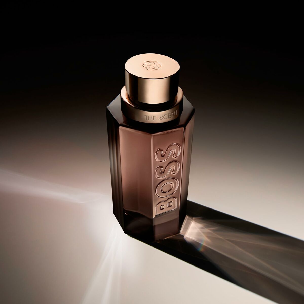BOSS THE SCENT unisex parfum 50 ml in an elegant bottle with a geometric design.