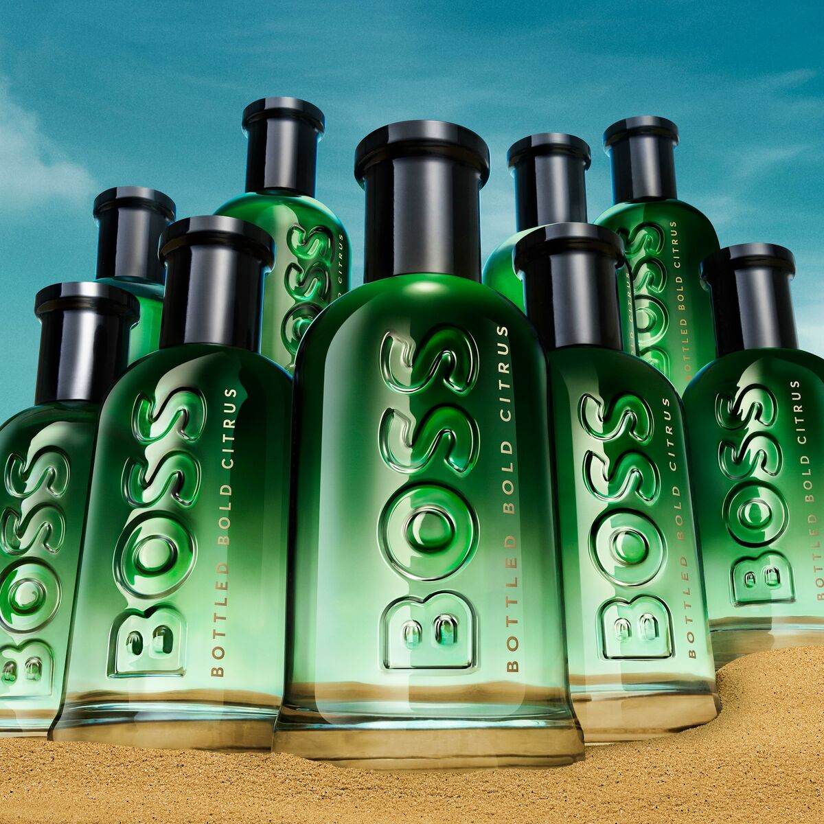 Parfum Homme BOSS BOTTLED avec des bouteilles vertes en arrière-plan, mettant en avant une fragrance audacieuse et citrine.