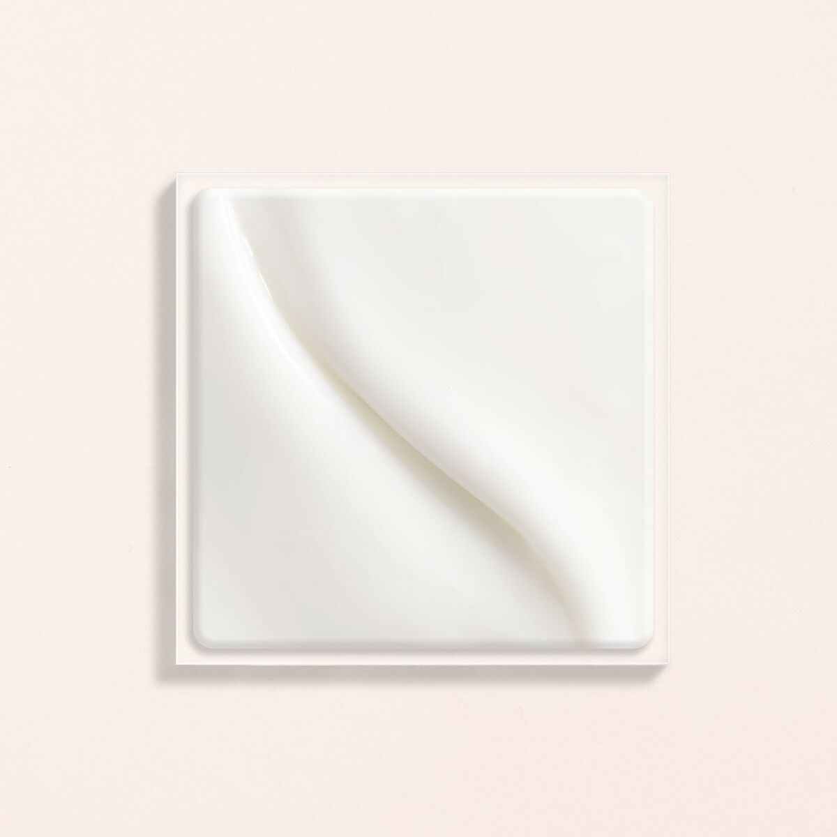 Crème Soin raffermissant Lierac LIFT INTEGRAL, texture douce et veloutée en pot sur fond clair.