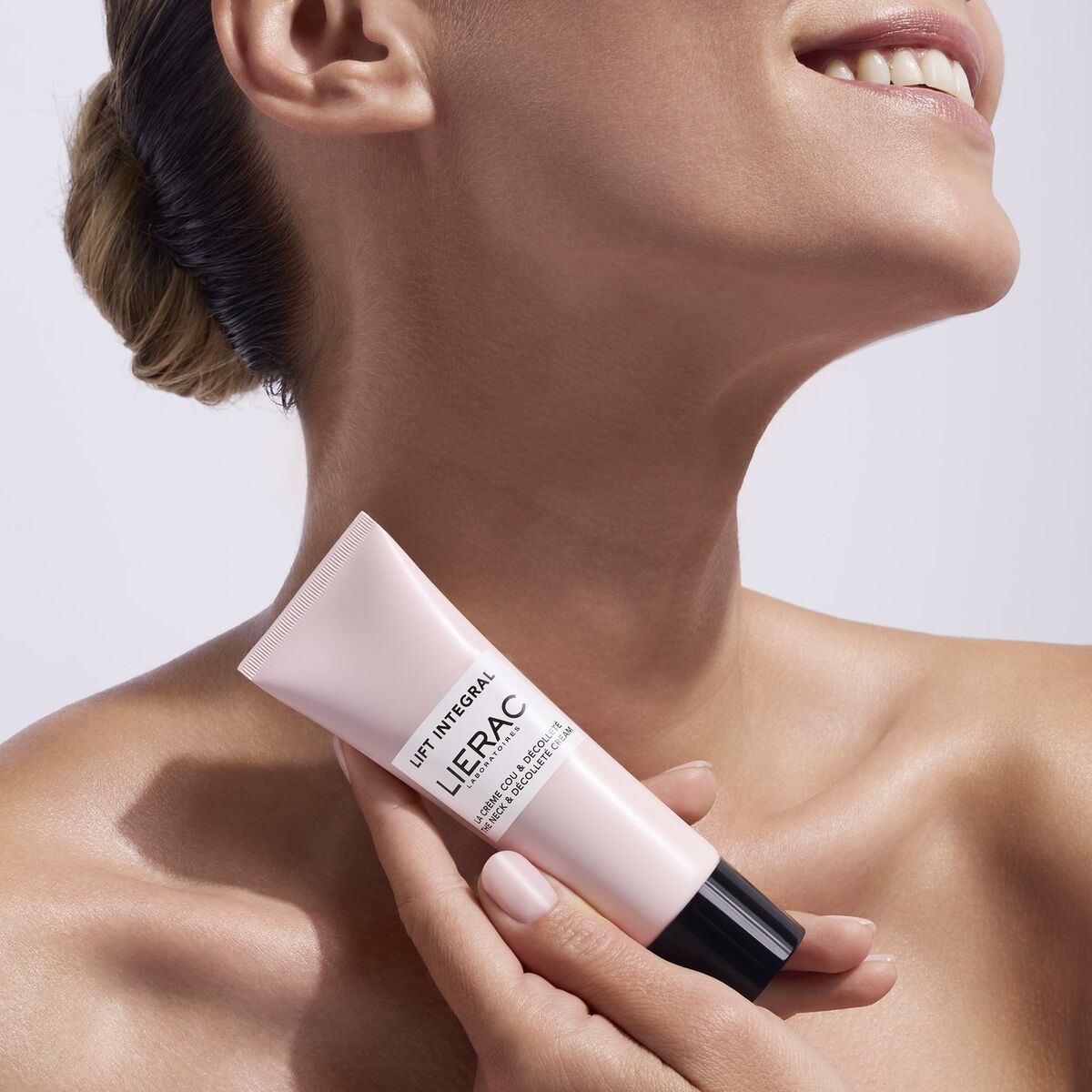 Soin raffermissant cou et décolleté Lierac LIFT INTEGRAL en tube de 50 ml, pour femme, mettant en valeur la peau.