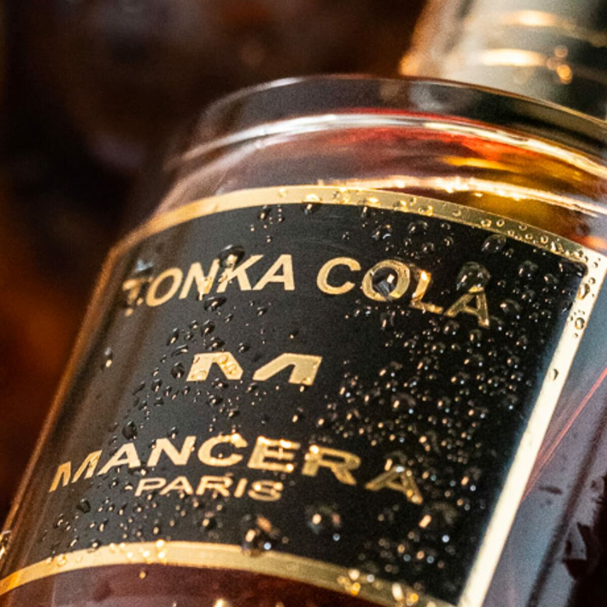 Parfum Femme Mancera Tonka Cola en bouteille 120 ml, un parfum EDP unique et féminin, affichant des gouttes d'eau.