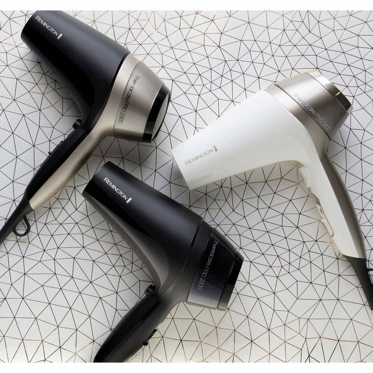 Sèche-cheveux Remington D5710 en blanc et noir, 2000 W, design moderne, assortiment d'électroménagers de qualité.