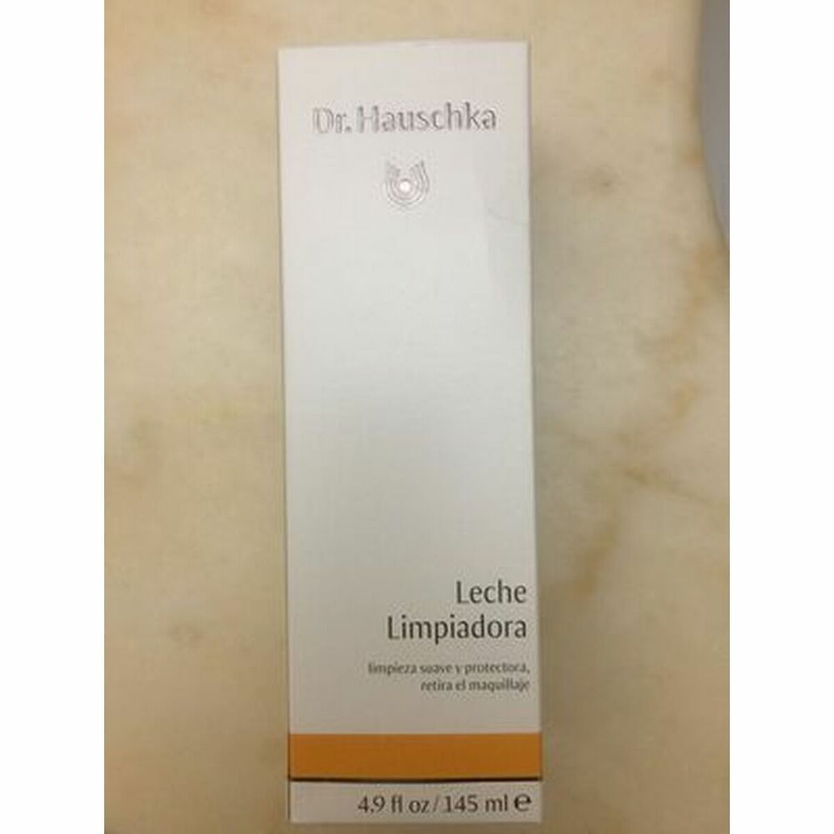 Lait nettoyant Dr. Hauschka Soothing en flacon de 145 ml, produit cosmétique non testé sur animaux.