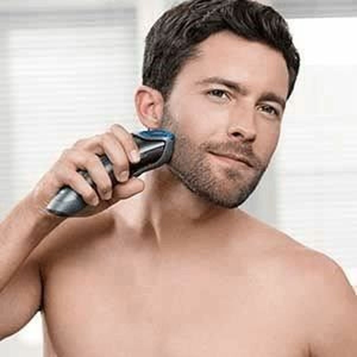 Homme utilisant un rasoir Braun pour le soin du visage, mettant en avant le produit de soin personnel.