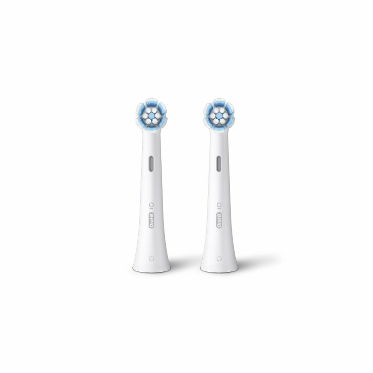 Têtes de rechange Oral-B iO Gentle Clean blanches, lot de 2, conçues pour une hygiène buccale optimale.