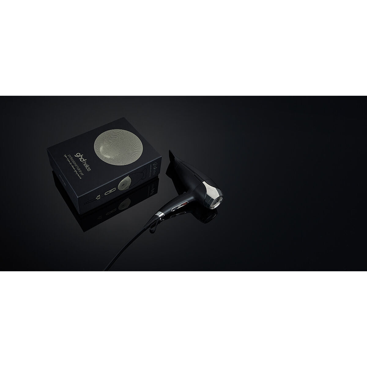 Sèche-cheveux Esprinet GHDHELIOS noir avec emballage élégant sur fond noir.