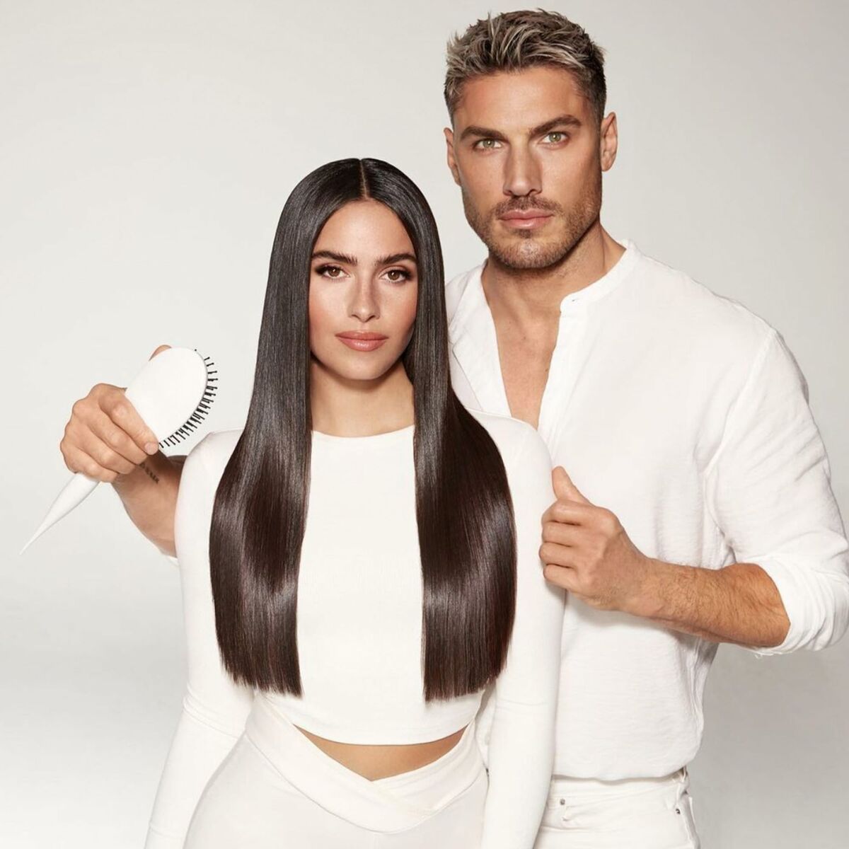 Modèle avec cheveux lissés et peigne, homme et femme, mettant en avant le masque Color Wow DREAM COAT.