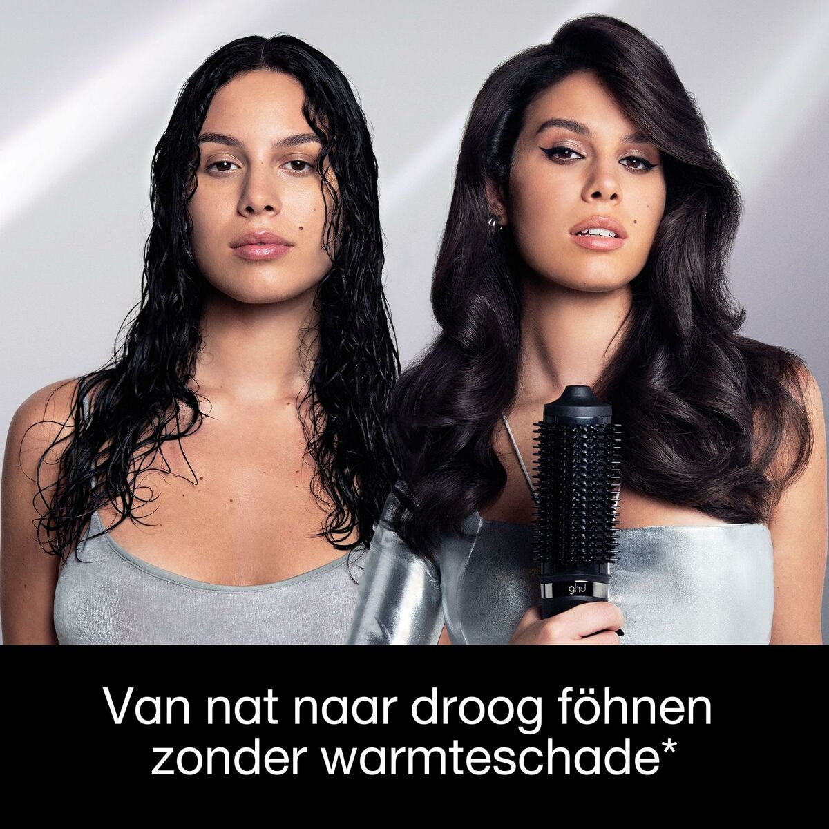 Deux femmes montrant la transformation de cheveux mouillés à secs sans chaleur, utilisant un sèche-cheveux innovant.