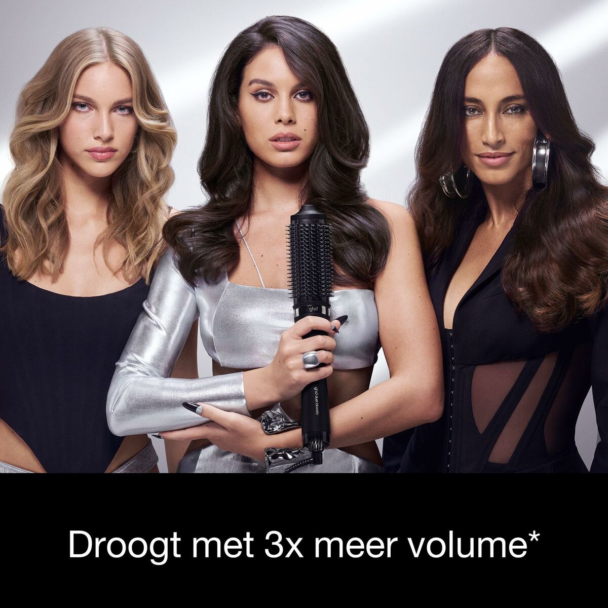 Trois femmes affichant des coiffures volumineuses, mettant en avant un produit de coiffure avec le slogan sur le volume.