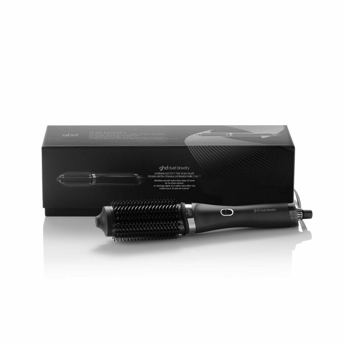 Sèche-cheveux ghd avec brosse intégrée et emballage noir, outil de coiffure pratique et élégant.