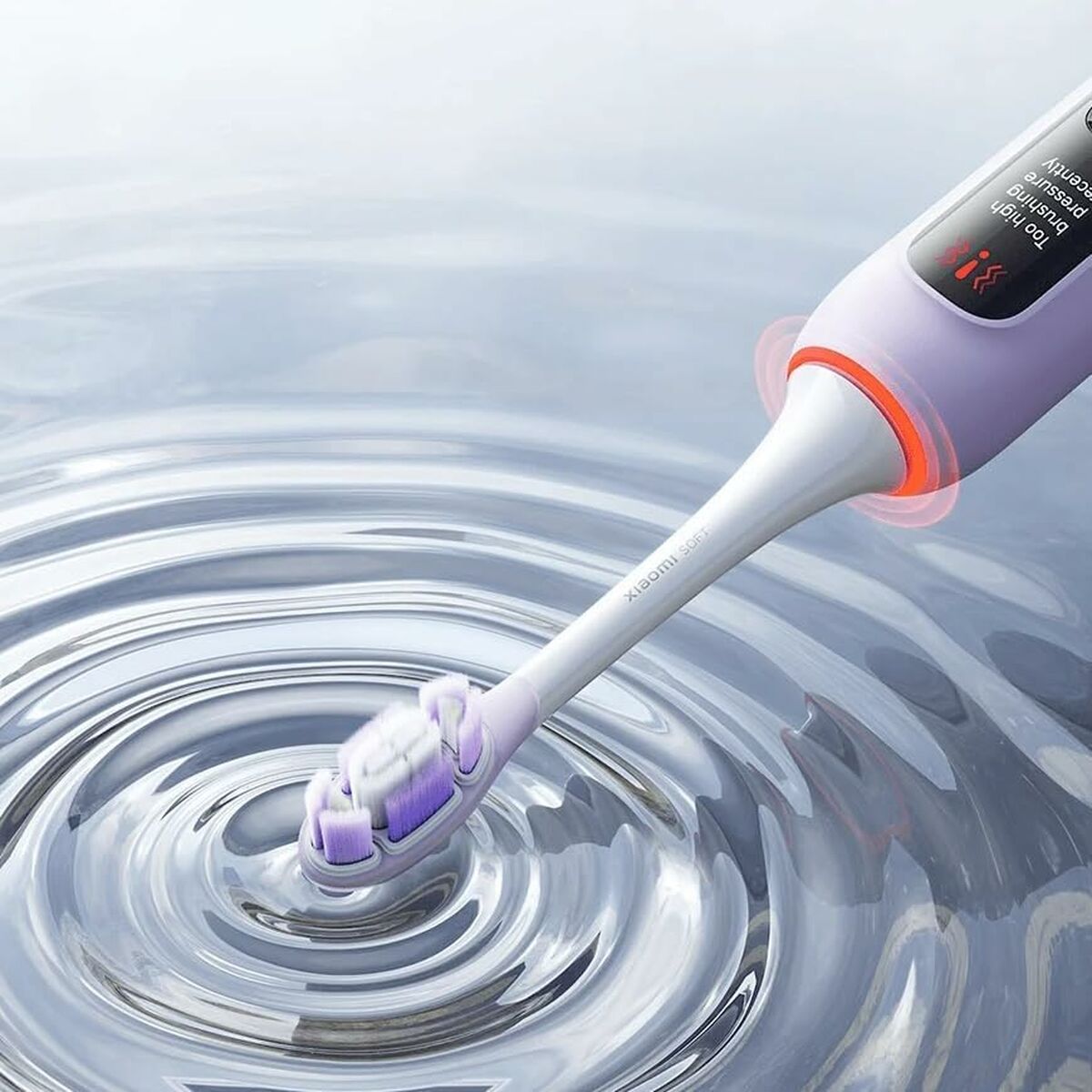 Brosse à dents électrique Xiaomi Oscillation Pro pourpre en action, flottant sur l'eau, montrant son design moderne.