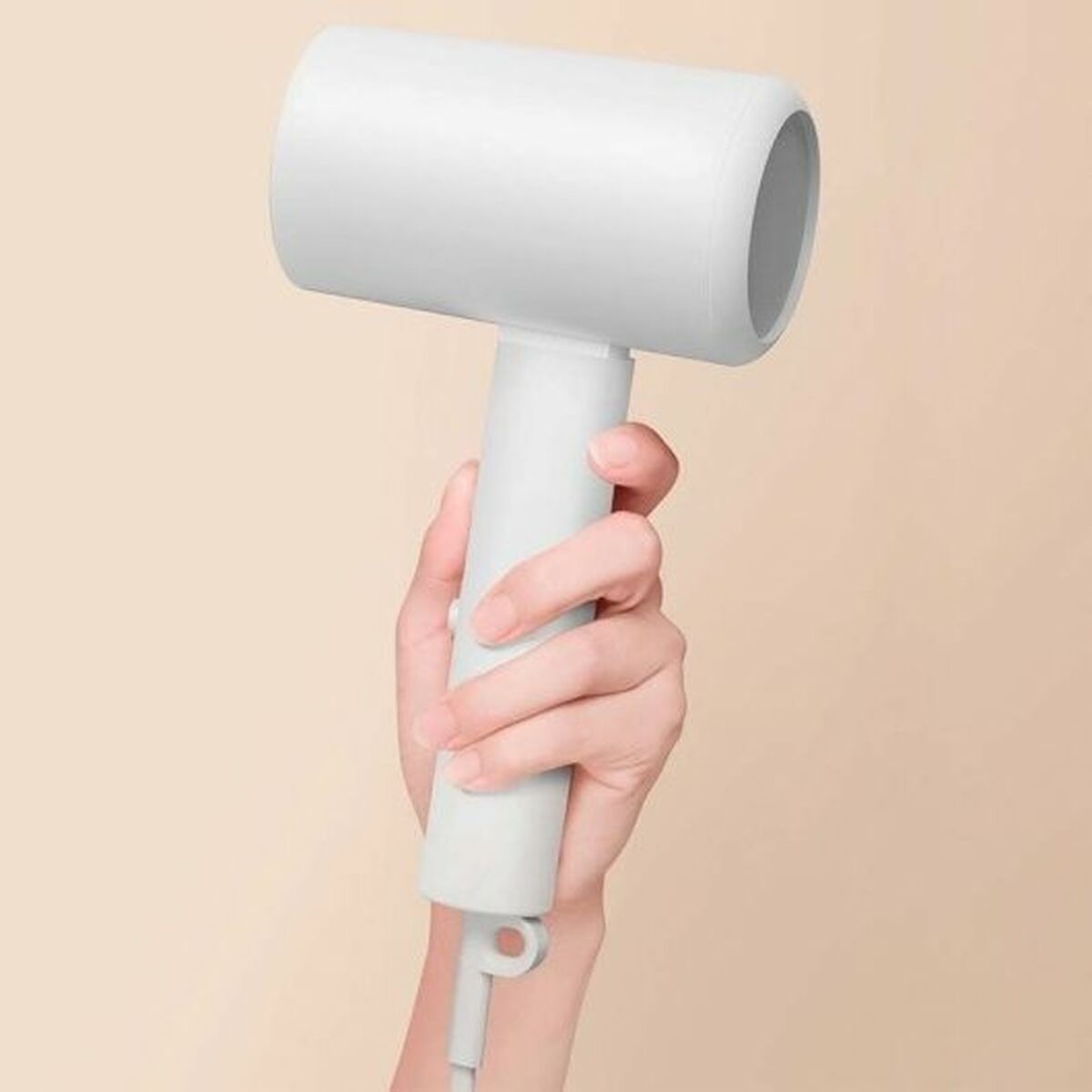 Sèche-cheveux Xiaomi BHR7475EU Blanc Noir 1600 W, design ergonomique et moderne, utilisé pour le soin capillaire.