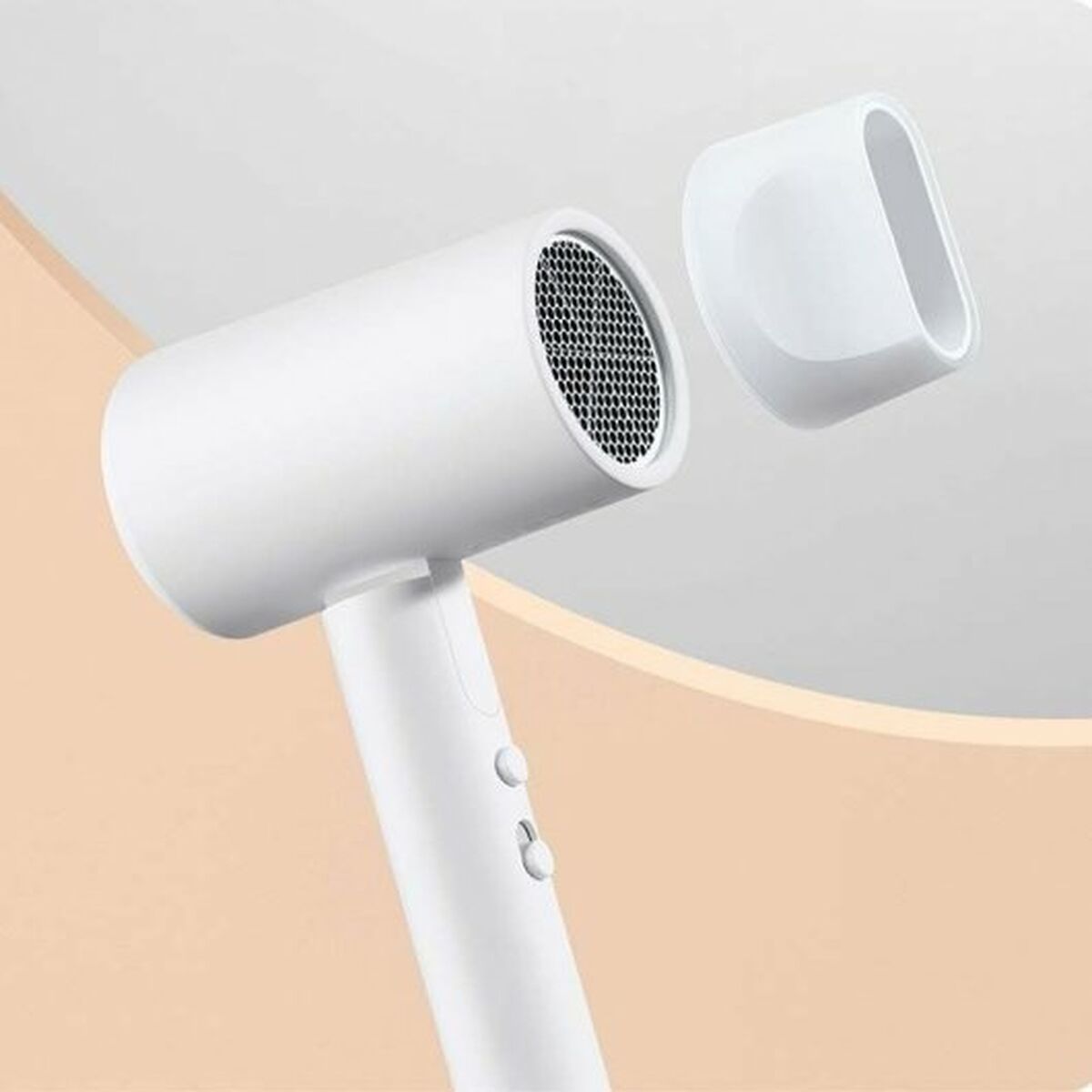 Sèche-cheveux Xiaomi BHR7475EU blanc avec embout détachable pour un styling facile et pratique.