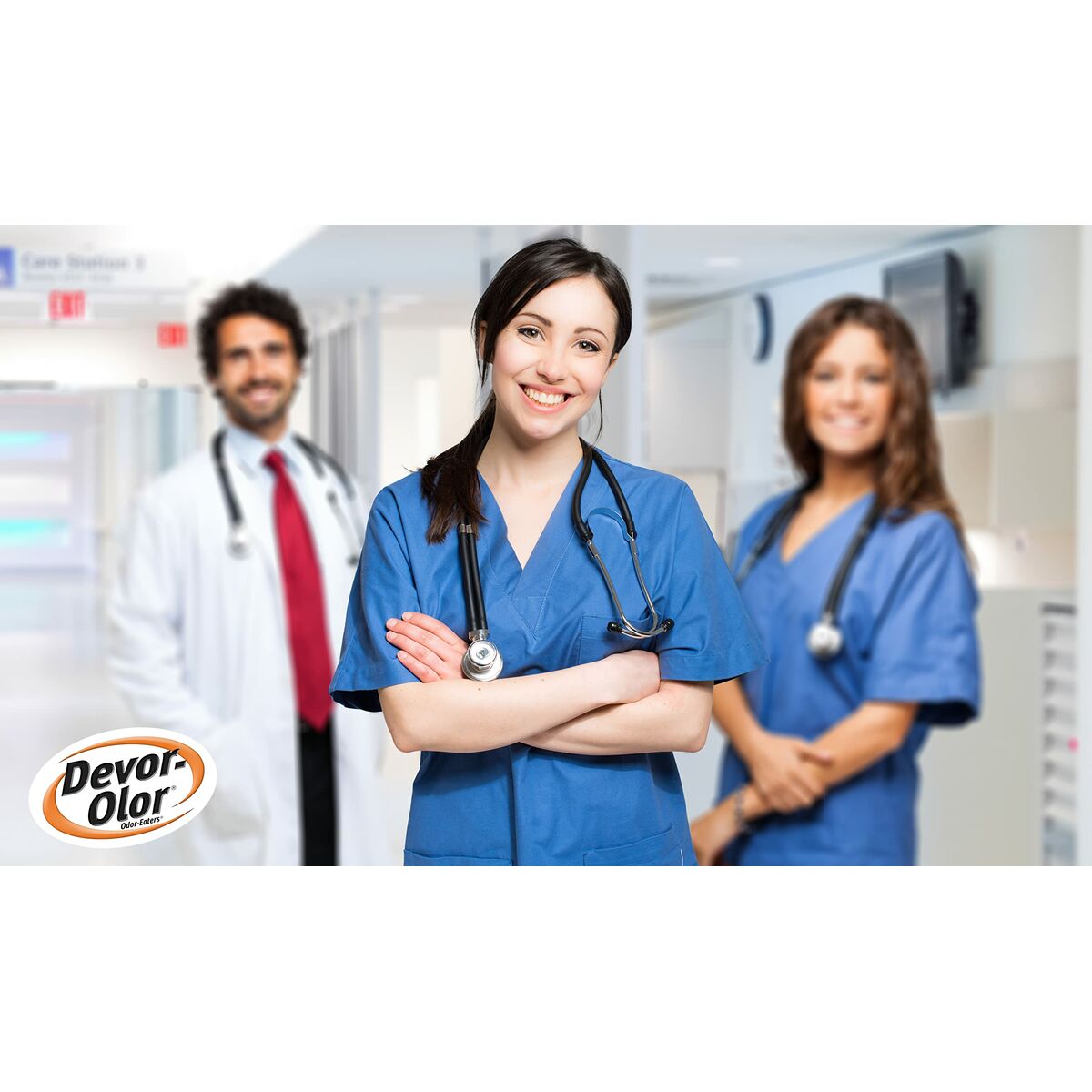 Équipe de professionnels de santé avec des blouses bleues, mettant en avant le produit Devor-Olor.