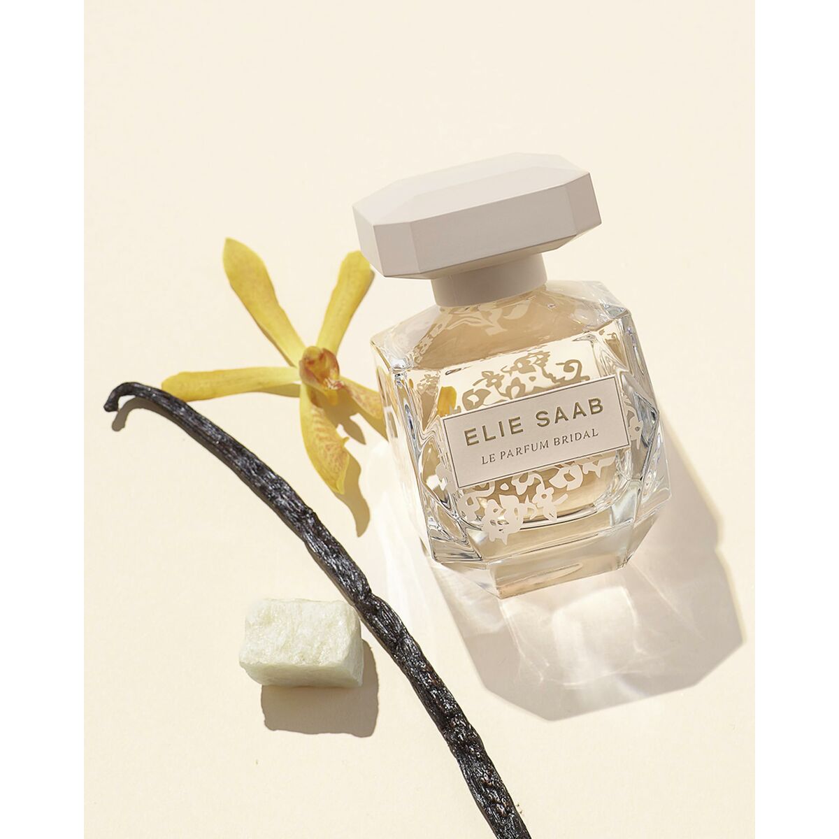 Flacon de parfum Elie Saab Le Parfum Bridal avec notes florales et vanillées, parfait pour la féminité raffinée.