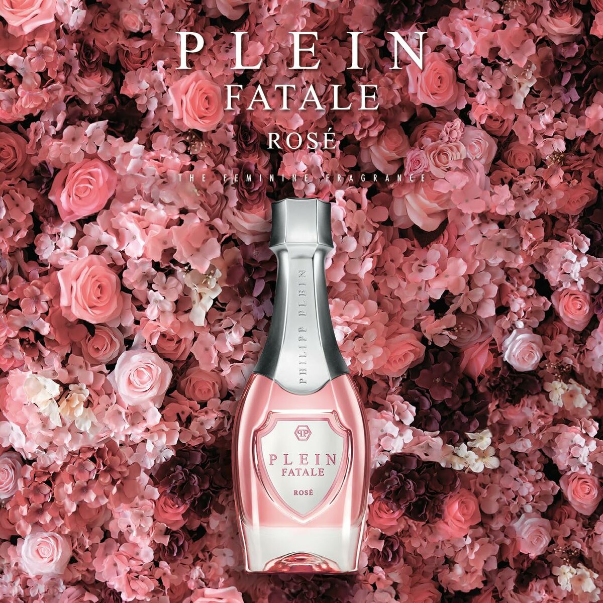 Parfum Femme PHILIPP PLEIN Plein Fatale Rosé 30 ml avec des fleurs roses en arrière-plan.