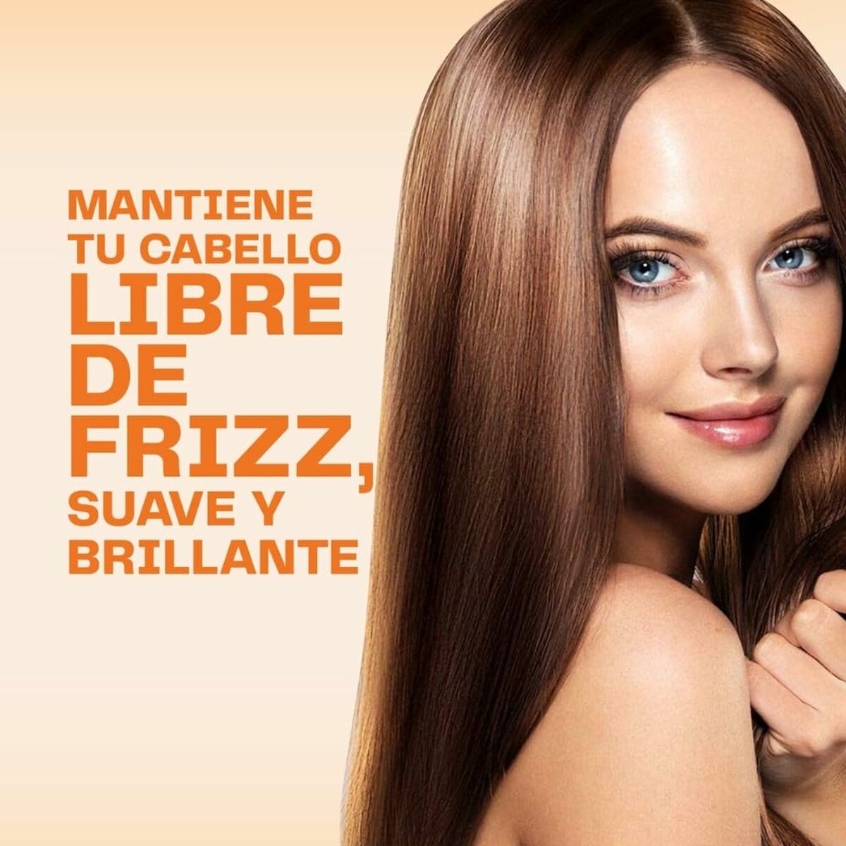 Femme avec cheveux brillants et lisses, promouvant un produit anti-frizz pour des cheveux doux et brillants.