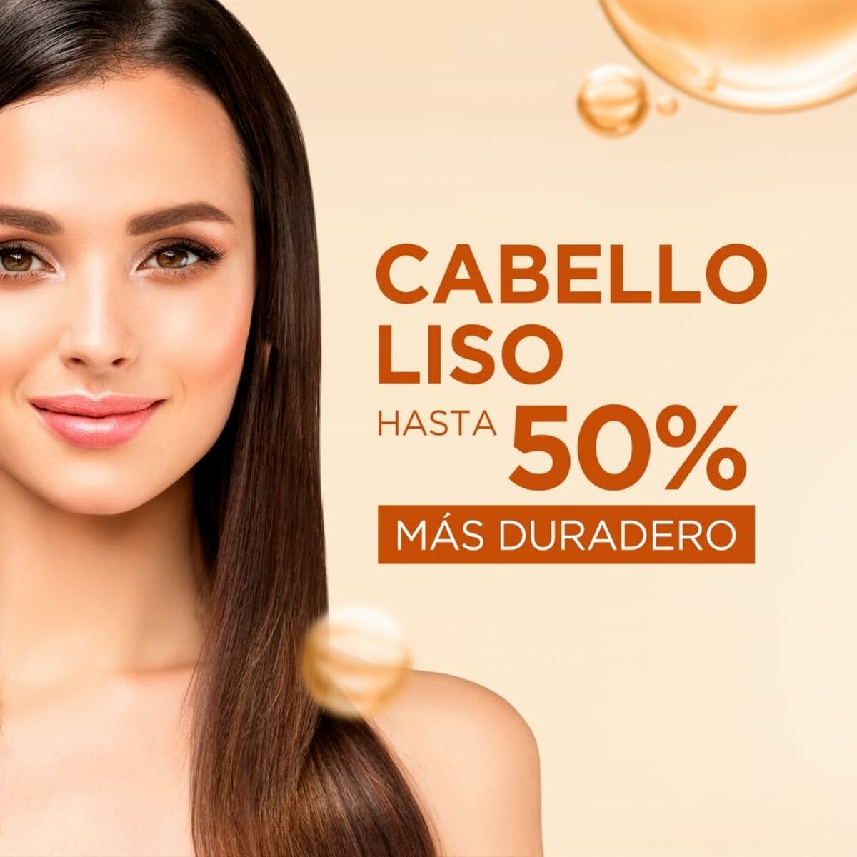 Femme avec cheveux lisses, annonce des résultats jusqu'à 50% plus durables pour le soin capillaire.